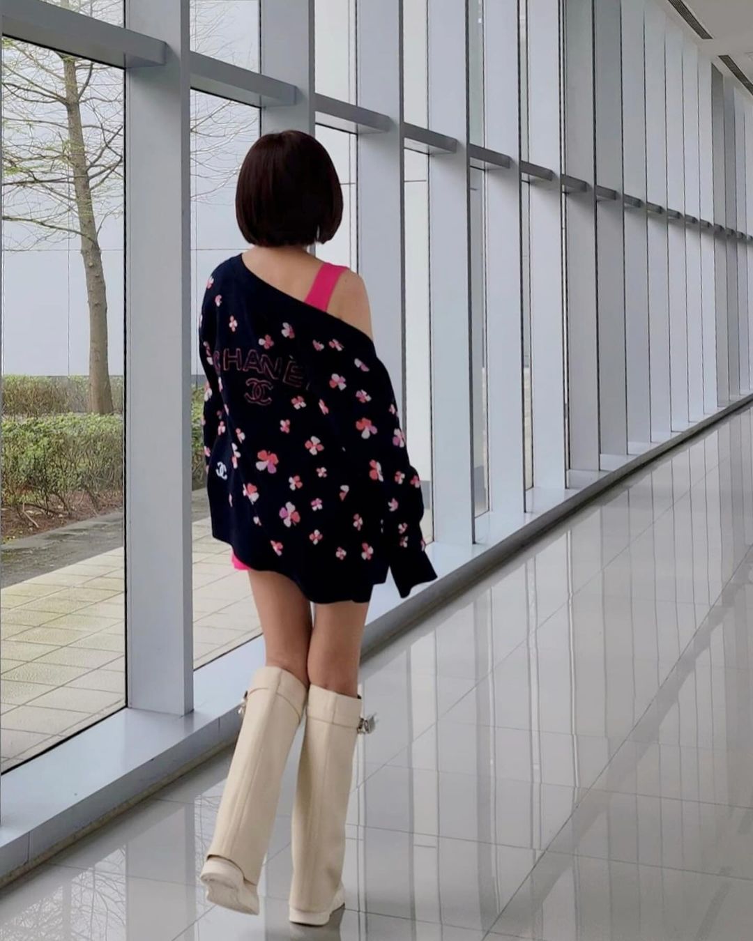 背影照瘋傳!短髮辣妹「大露纖細長腿」散步露香肩 一轉正面「是69歲本土女星」震撼全網:太減齡了