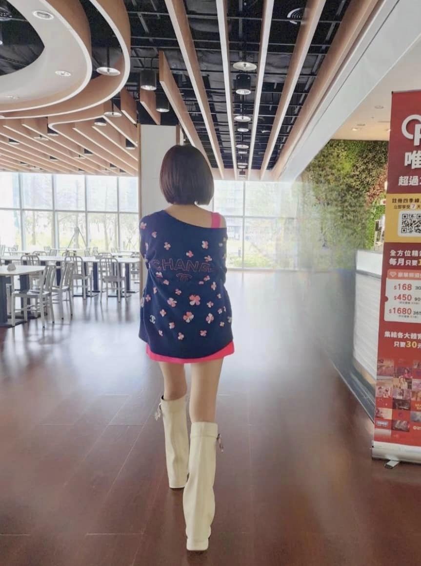 背影照瘋傳!短髮辣妹「大露纖細長腿」散步露香肩 一轉正面「是69歲本土女星」震撼全網:太減齡了