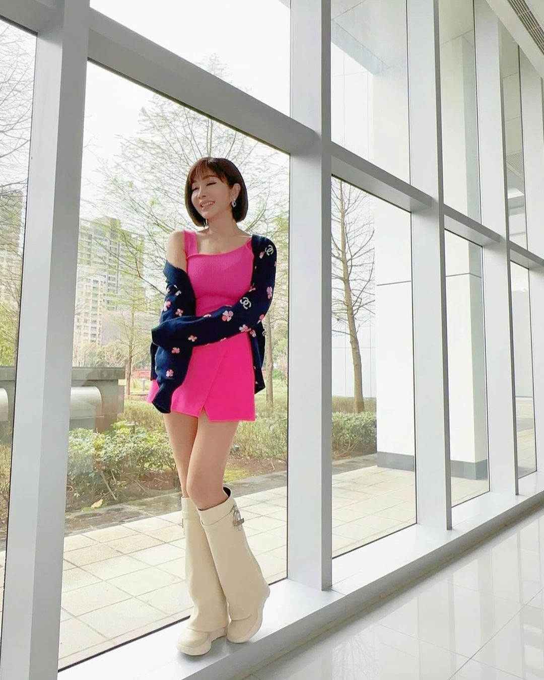 背影照瘋傳!短髮辣妹「大露纖細長腿」散步露香肩 一轉正面「是69歲本土女星」震撼全網:太減齡了