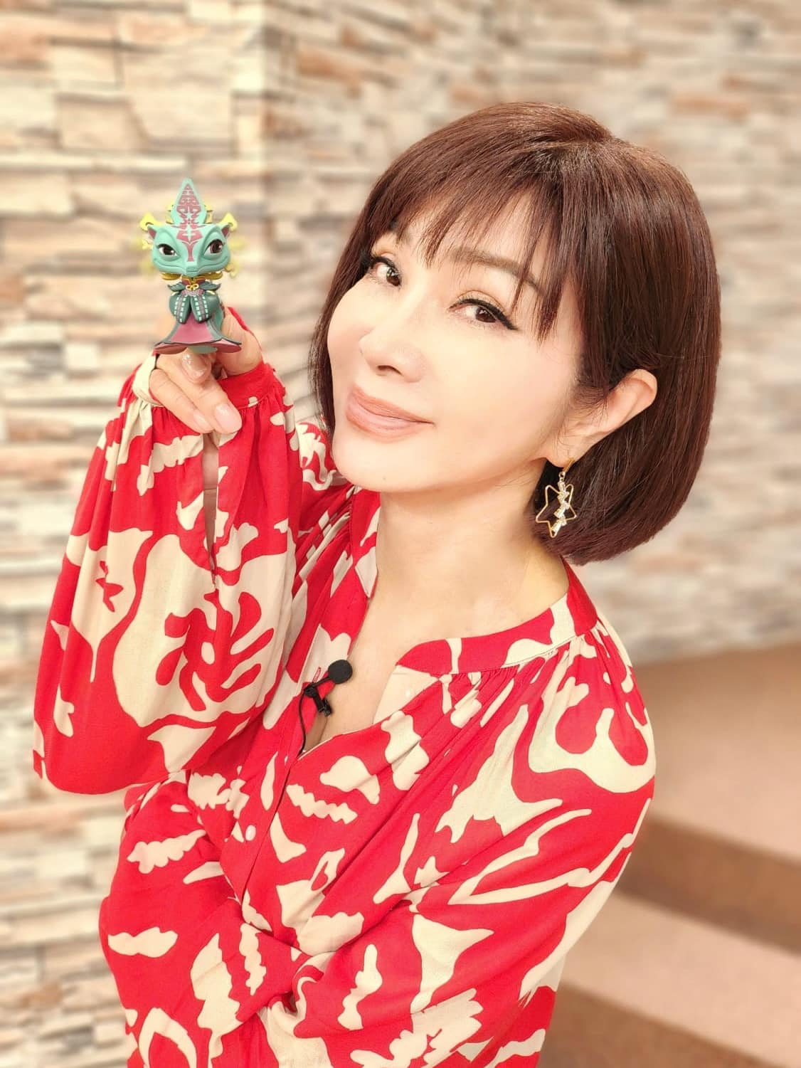 背影照瘋傳!短髮辣妹「大露纖細長腿」散步露香肩 一轉正面「是69歲本土女星」震撼全網:太減齡了