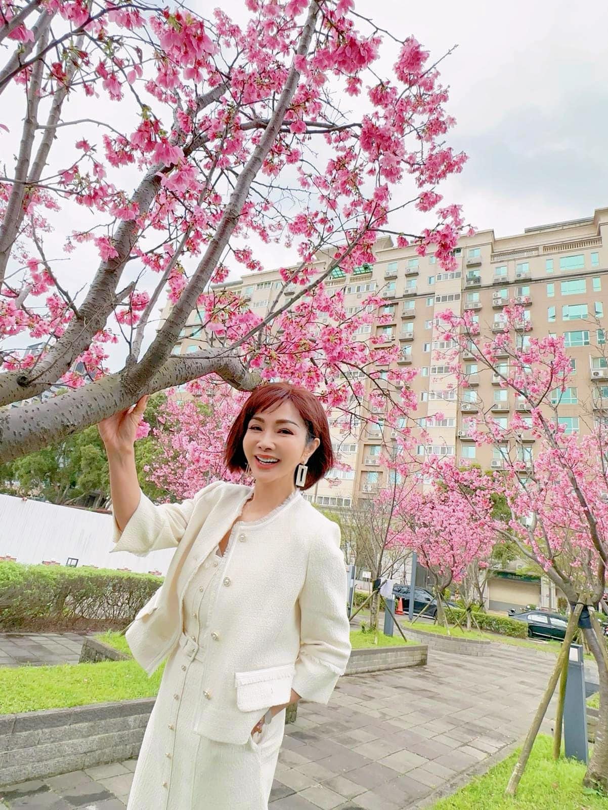 背影照瘋傳!短髮辣妹「大露纖細長腿」散步露香肩 一轉正面「是69歲本土女星」震撼全網:太減齡了