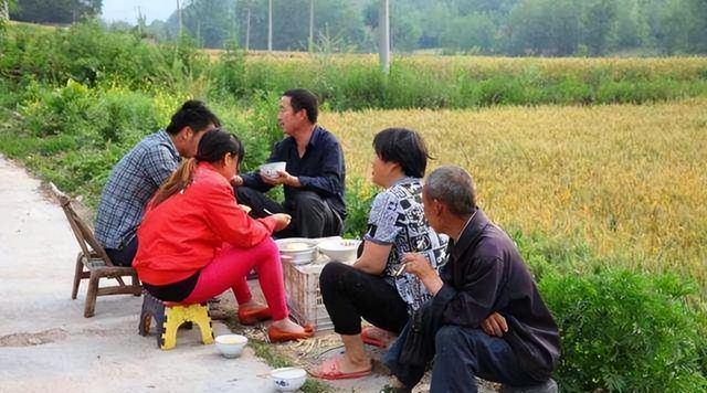 我以前一直覺得「姑姑和舅舅一樣親」！直到爸媽去世「姑姑和舅舅第一時間反應」我才明白還是有差距