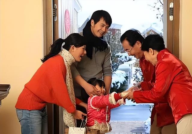 我以前一直覺得「姑姑和舅舅一樣親」！直到爸媽去世「姑姑和舅舅第一時間反應」我才明白還是有差距