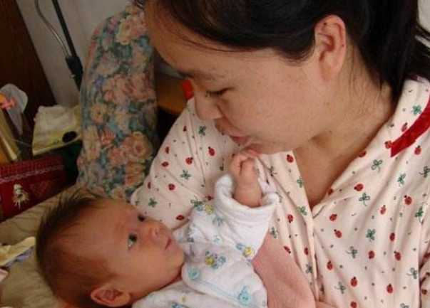  我生女兒婆婆「逼我離婚」！老公拿出「一雙鞋」，婆婆癱坐在地 ：已經晚了