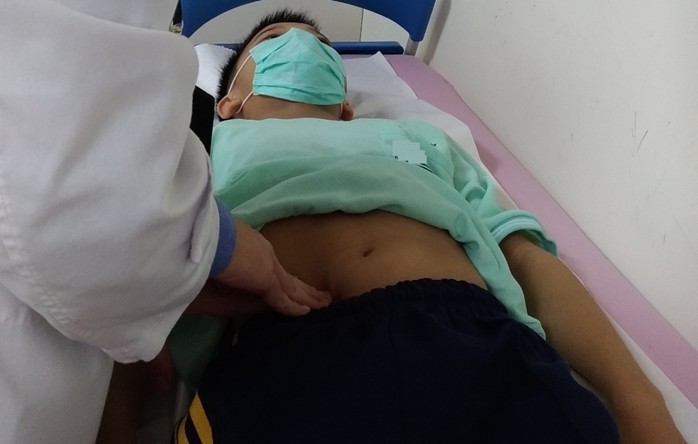 一家四口送醫！高中兒「上吐下瀉7天」突進手術室　醫師一查「問題出在媽媽手上」：小細節被忽略