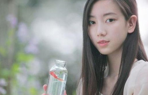 離婚一年!清明節回家掃墓偶遇前夫,他塞我「一張紙條」:打開後我哭了