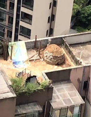 陽宅上建陰宅？男子發現對面樓頂上「有座墳墓」細看還有碑　業主「哭笑不得」回應：你扒開看看