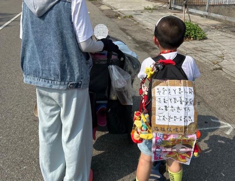 6歲小勇士帶傷徒步祈福 背後故事讓信眾淚目