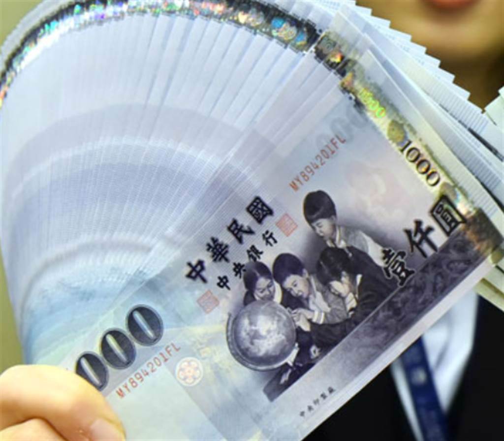 保險員講得好聽！80歲爺「傻傻簽儲蓄險」慘當冤大頭　「他一看內容」氣炸：120歲才能領