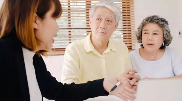 保險員講得好聽！80歲爺「傻傻簽儲蓄險」慘當冤大頭　「他一看內容」氣炸：120歲才能領