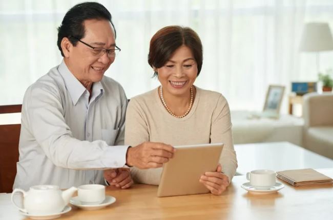 保險員講得好聽！80歲爺「傻傻簽儲蓄險」慘當冤大頭　「他一看內容」氣炸：120歲才能領