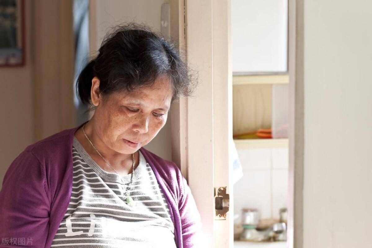 婆婆生日當天「我不想做飯」假裝在公司加班　7點才偷偷回家「打開門卻愣在原地」
