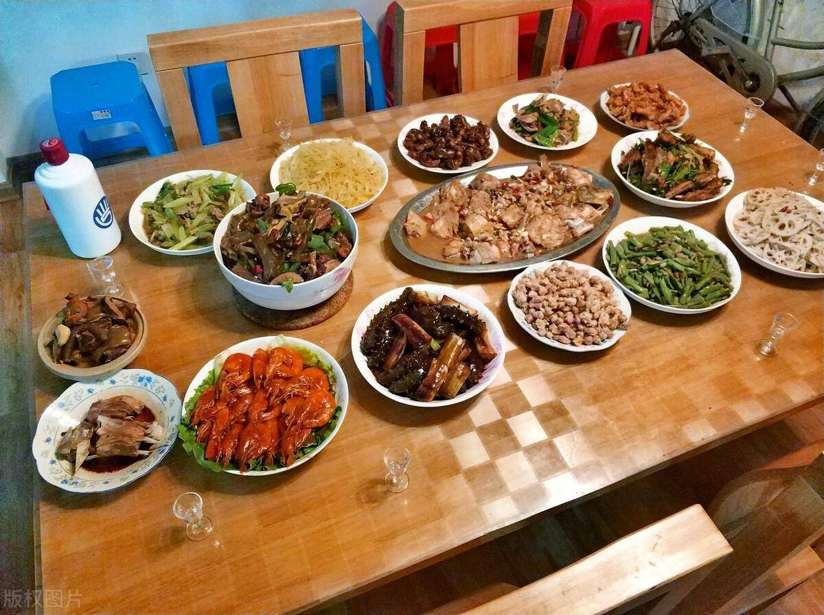 婆婆生日當天「我不想做飯」假裝在公司加班　7點才偷偷回家「打開門卻愣在原地」