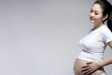 老公是家中獨子！我35歲才生下女兒，丈夫扔給我「一張卡」要離婚，我拿卡去取錢時呆住了 