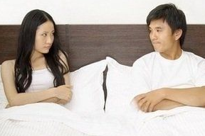 老公是家中獨子！我35歲才生下女兒，丈夫扔給我「一張卡」要離婚，我拿卡去取錢時呆住了 