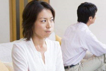 老公是家中獨子！我35歲才生下女兒，丈夫扔給我「一張卡」要離婚，我拿卡去取錢時呆住了 