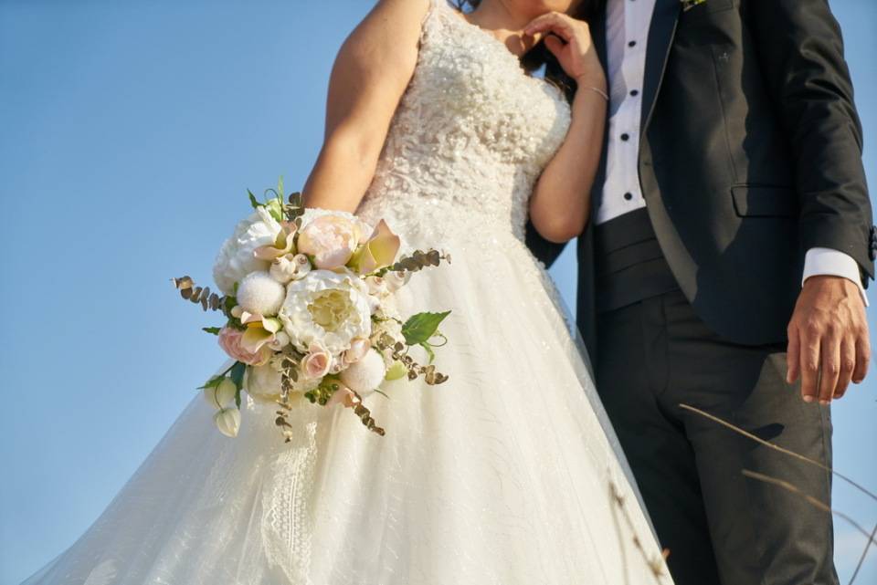 老公是家中獨子！我35歲才生下女兒，丈夫扔給我「一張卡」要離婚，我拿卡去取錢時呆住了 