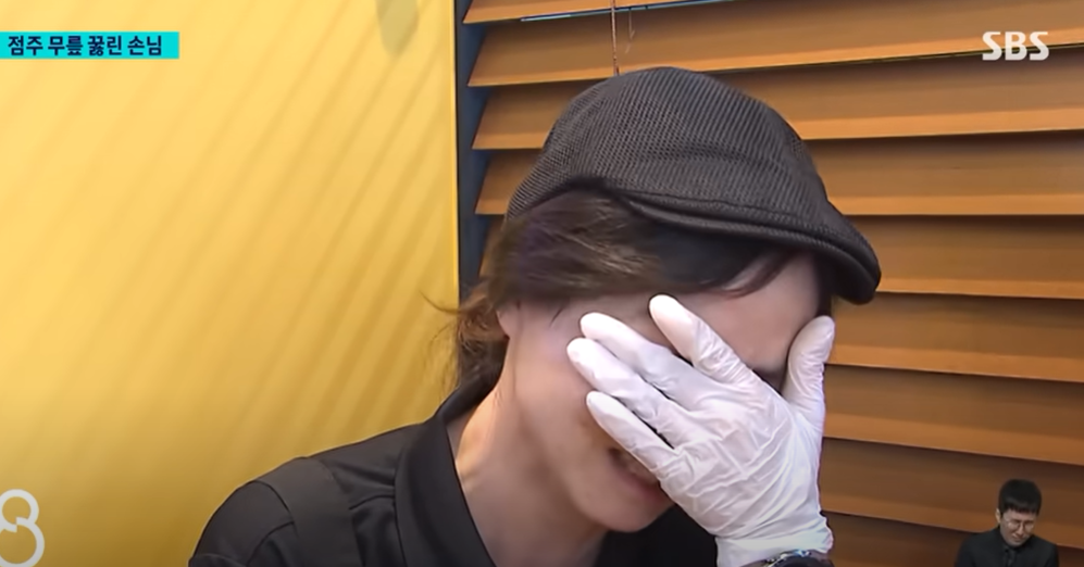 點外送沒給吸管！奧客「暴怒衝進咖啡廳理論」　怒逼「店長下跪道歉」誇張畫面全被錄