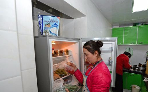 前夫來看孩子!他主動修馬桶,我買完菜回來「看見女兒」:我淚如雨下