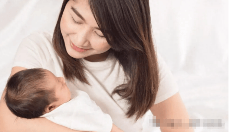 前夫來看孩子!他主動修馬桶,我買完菜回來「看見女兒」:我淚如雨下