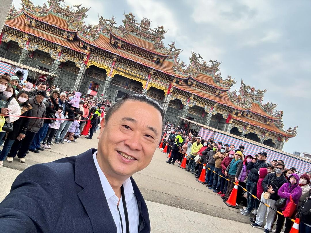 彎腰撿垃圾！包緊緊「搭配粉色袖套」怕曬黑　一抬頭「竟是59歲資深大咖」全網嗨翻：帥到認不出來