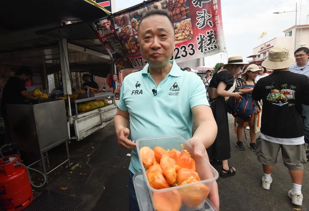 彎腰撿垃圾！包緊緊「搭配粉色袖套」怕曬黑　一抬頭「竟是59歲資深大咖」全網嗨翻：帥到認不出來