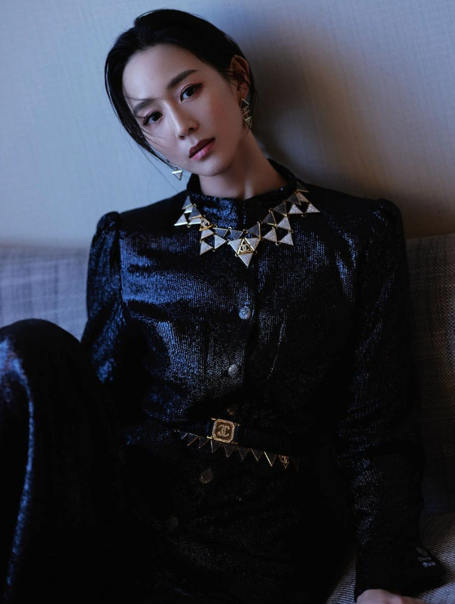 她逛街巧遇「眼鏡素顏妹」坐樹下閒聊...網友驚喜「是43歲大咖女星」真面目太強