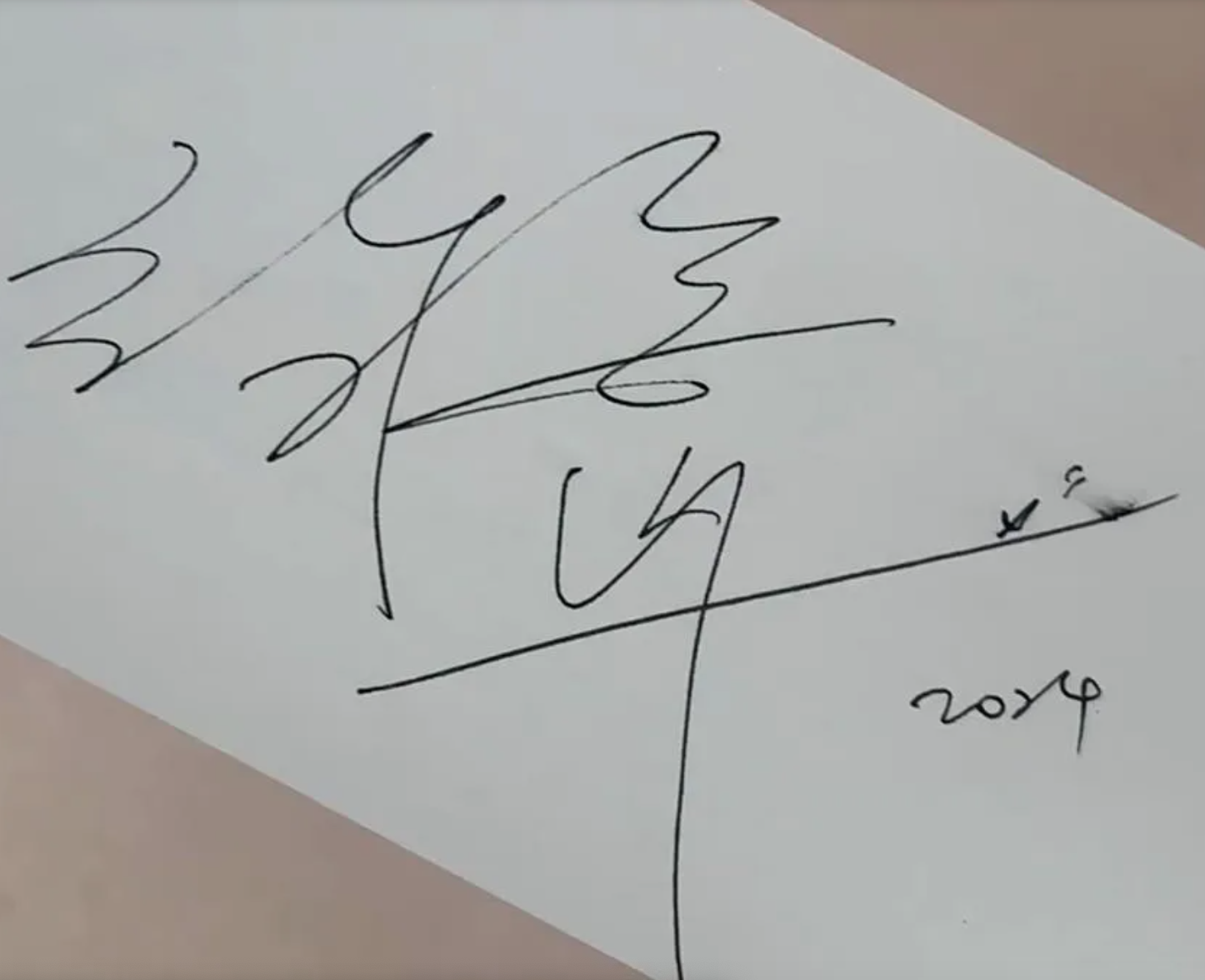 她逛街巧遇「眼鏡素顏妹」坐樹下閒聊...網友驚喜「是43歲大咖女星」真面目太強