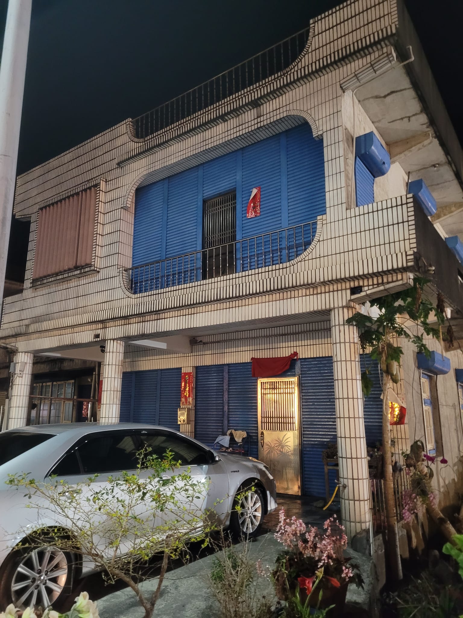 是要防喪屍嗎？透天二樓窗戶「全部加裝鐵捲門」超堅固　網友一看秒笑答「一定是宜蘭人」