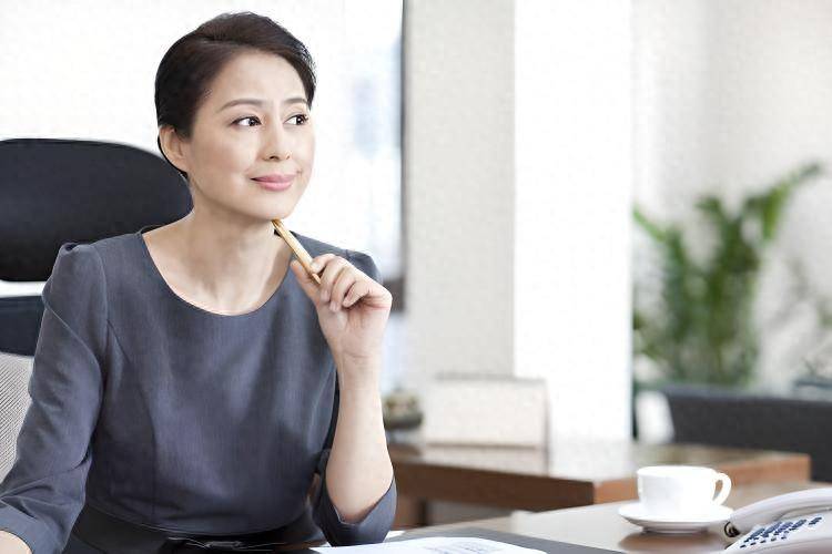 女同事被開除當天「打掃完辦公室才離開」!隔天「她卻接到老闆的電話」瞬間嚇到了