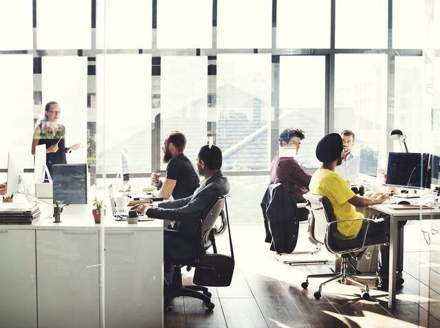 女同事被開除當天「打掃完辦公室才離開」!隔天「她卻接到老闆的電話」瞬間嚇到了