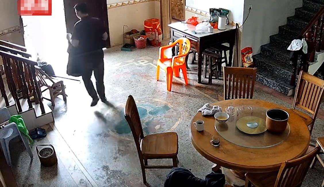 老人開門「突坐下不動」全家隔1小時發現　媳婦「調監視器」目睹最後舉動淚崩
