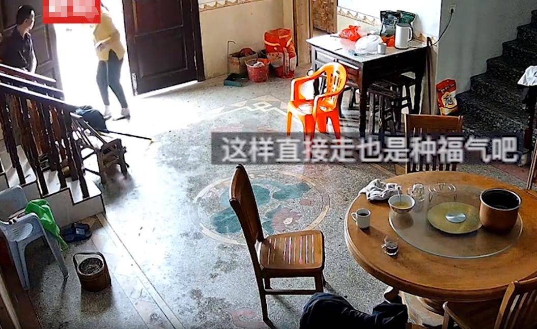 老人開門「突坐下不動」全家隔1小時發現　媳婦「調監視器」目睹最後舉動淚崩