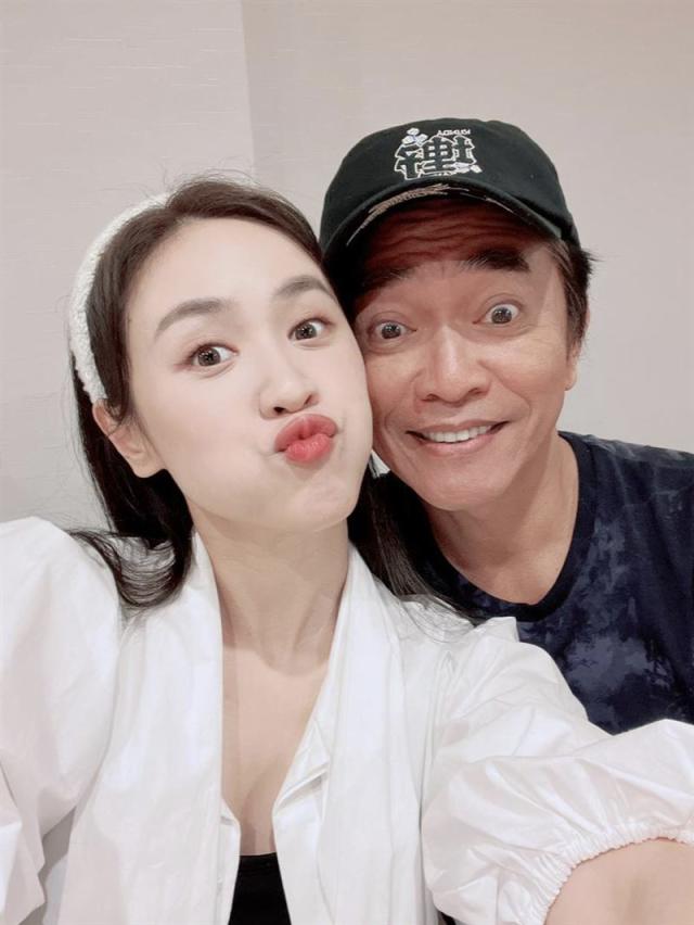 吳宗憲凌晨曬「十指緊扣牽手照」燦笑望向她　「畫面曝光」王偉忠也稱羨