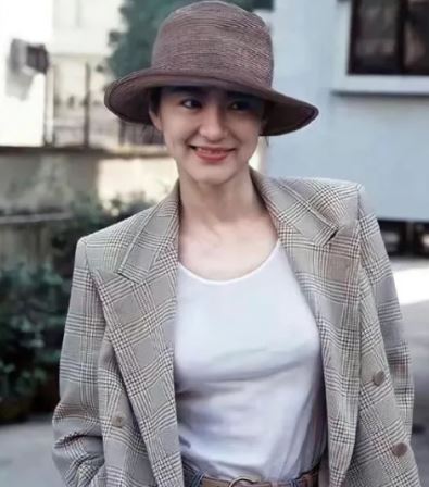 捕獲野生林青霞「英氣打扮」美貌驚呆網友！ 帥壓吳慷仁「現場高歌一曲」撇婚變