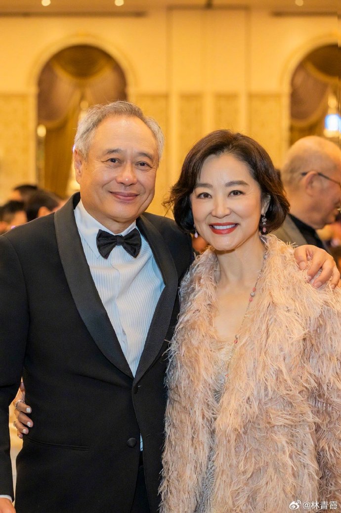 捕獲野生林青霞「英氣打扮」美貌驚呆網友！ 帥壓吳慷仁「現場高歌一曲」撇婚變