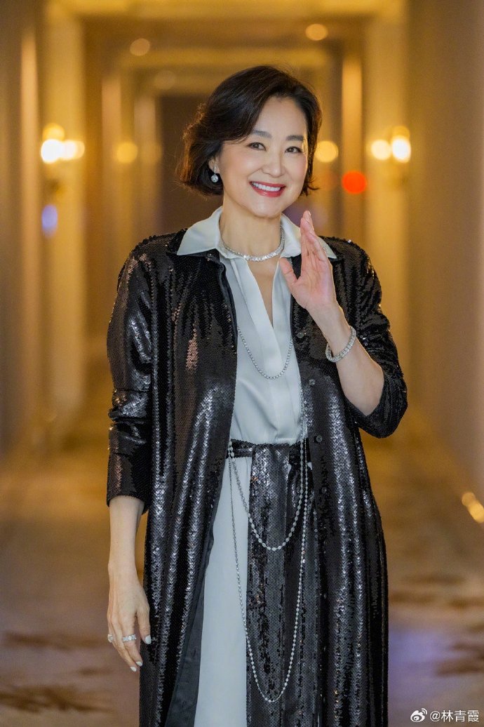 捕獲野生林青霞「英氣打扮」美貌驚呆網友！ 帥壓吳慷仁「現場高歌一曲」撇婚變