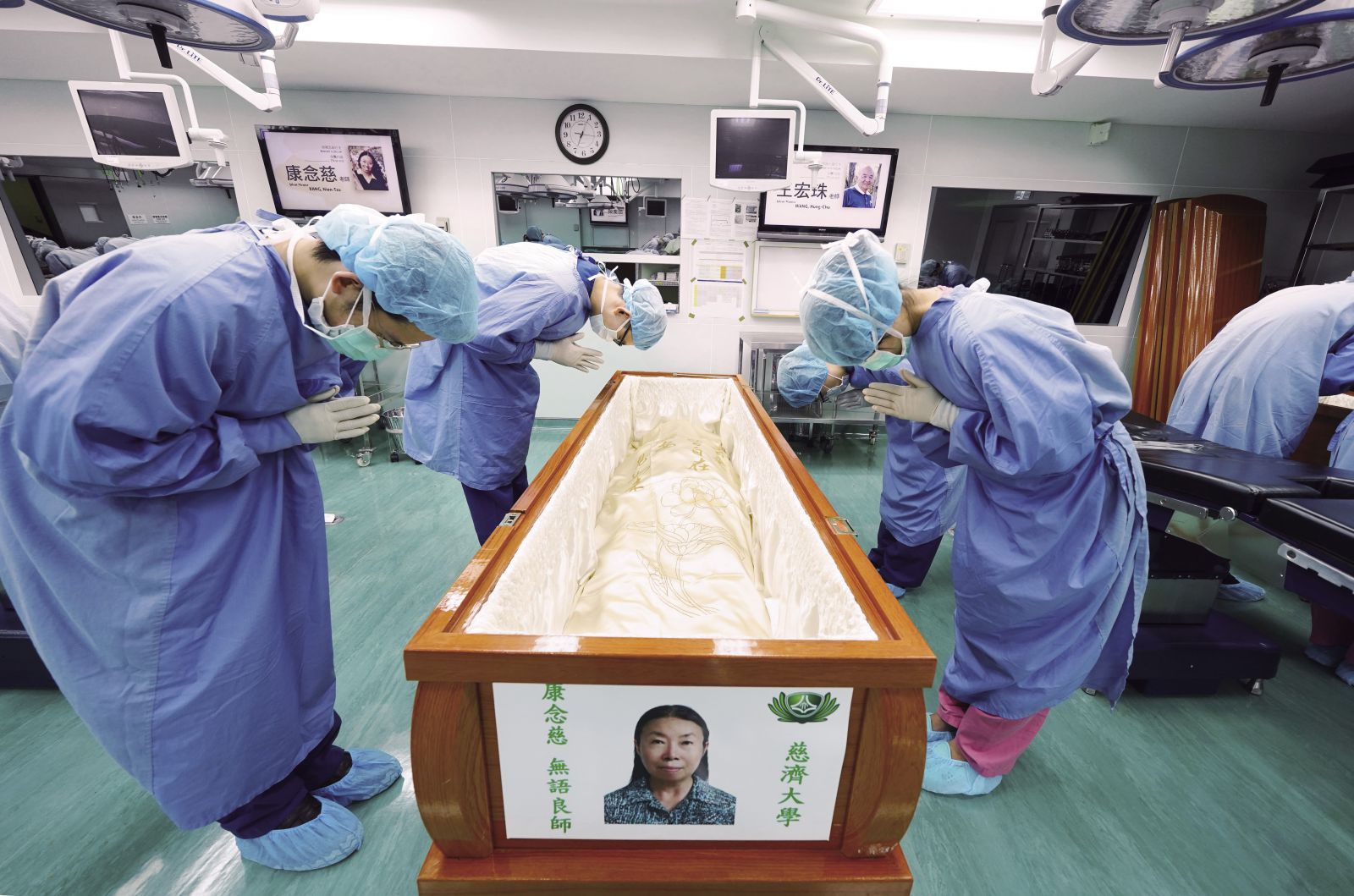 遵從大哥遺願！過世當天送醫學院「當大體老師」　大姊卻遭附身「不斷喊好冷」：快去求地藏王菩薩