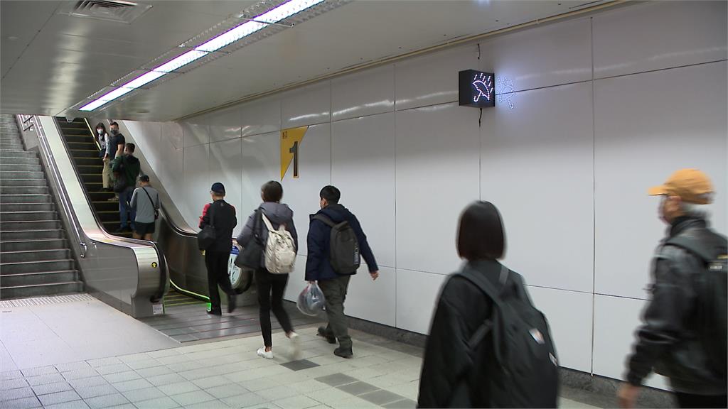 祈雨標誌？捷運站出口掛上「神祕雨傘燈牌」　內行人曝「超聰明用途」：房間也想裝一個