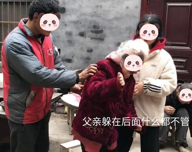 老母親「養殘疾兒30年」崩潰到大吼大叫！他在旁不知憂愁「1舉動讓全網嘆息」...