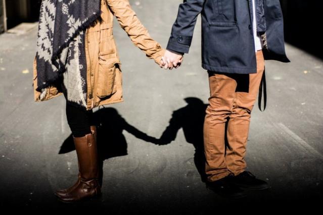 女友獨扛家計！他交往後才發現「薪水全養半殘弟」　煎熬問「要結婚還是要放生」