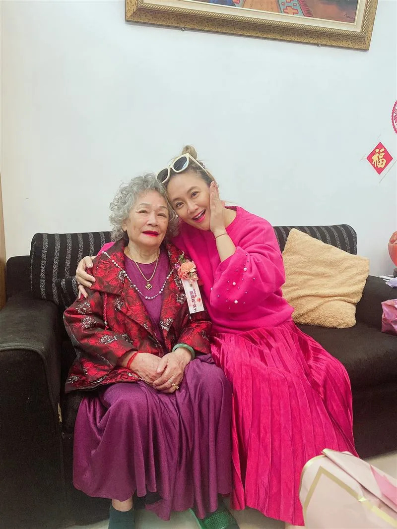 突收病危通知！資深女星淚曝「失智母住加護病房」　哽咽肺全白「全家支持1醫療決定」
