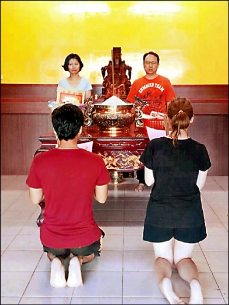 自稱玉皇、觀音！夫妻坐上神壇「供信眾膜拜」：這是神明的高度　他們「狂撈700萬」結局讓人笑了