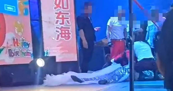 壽宴獻唱！女歌手唱完歌「突倒地斷氣」嚇壞全部人　已送去殯儀館　