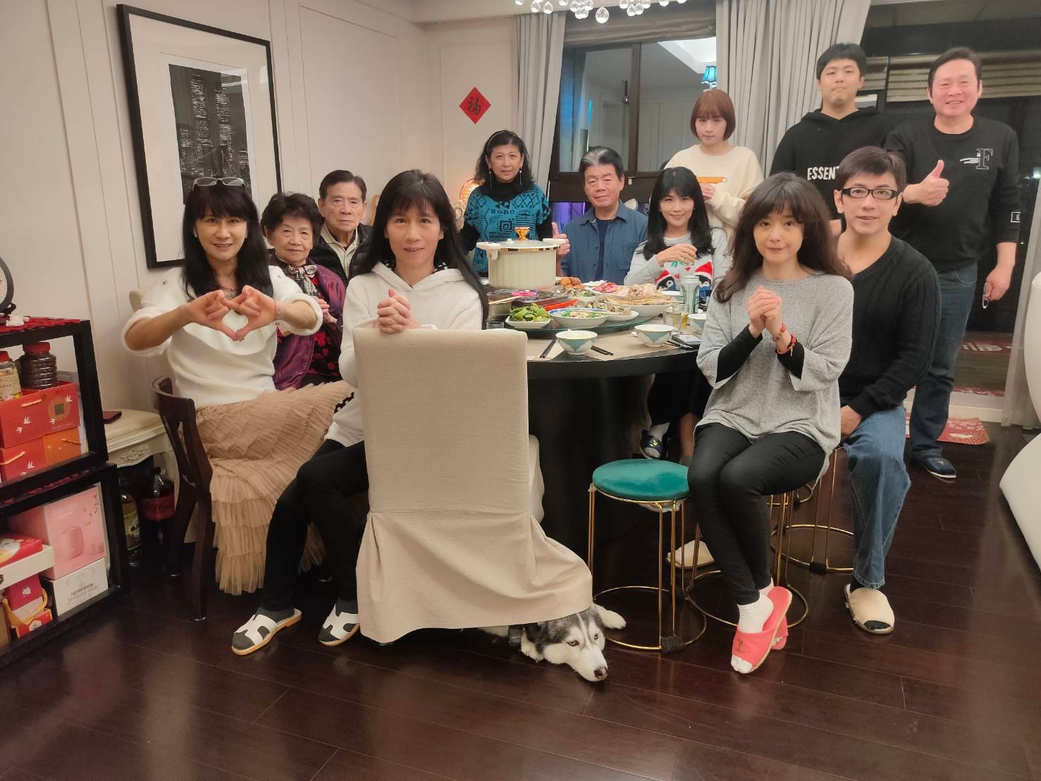 當單親媽15年！55歲玉女嗨拋喜訊「今年雙喜臨門」　「要當年輕嬤」：半夜都偷笑