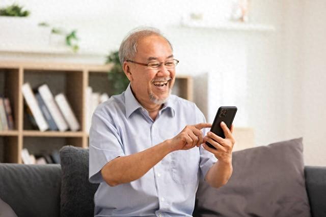 62歲每月退休金有2萬5！退休後「每天伺候一家大小三餐」　生病住院「老伴打來第一句話」她想離婚了
