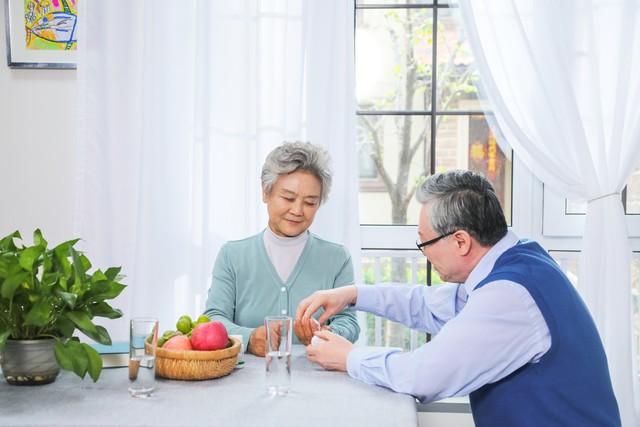 62歲每月退休金有2萬5！退休後「每天伺候一家大小三餐」　生病住院「老伴打來第一句話」她想離婚了