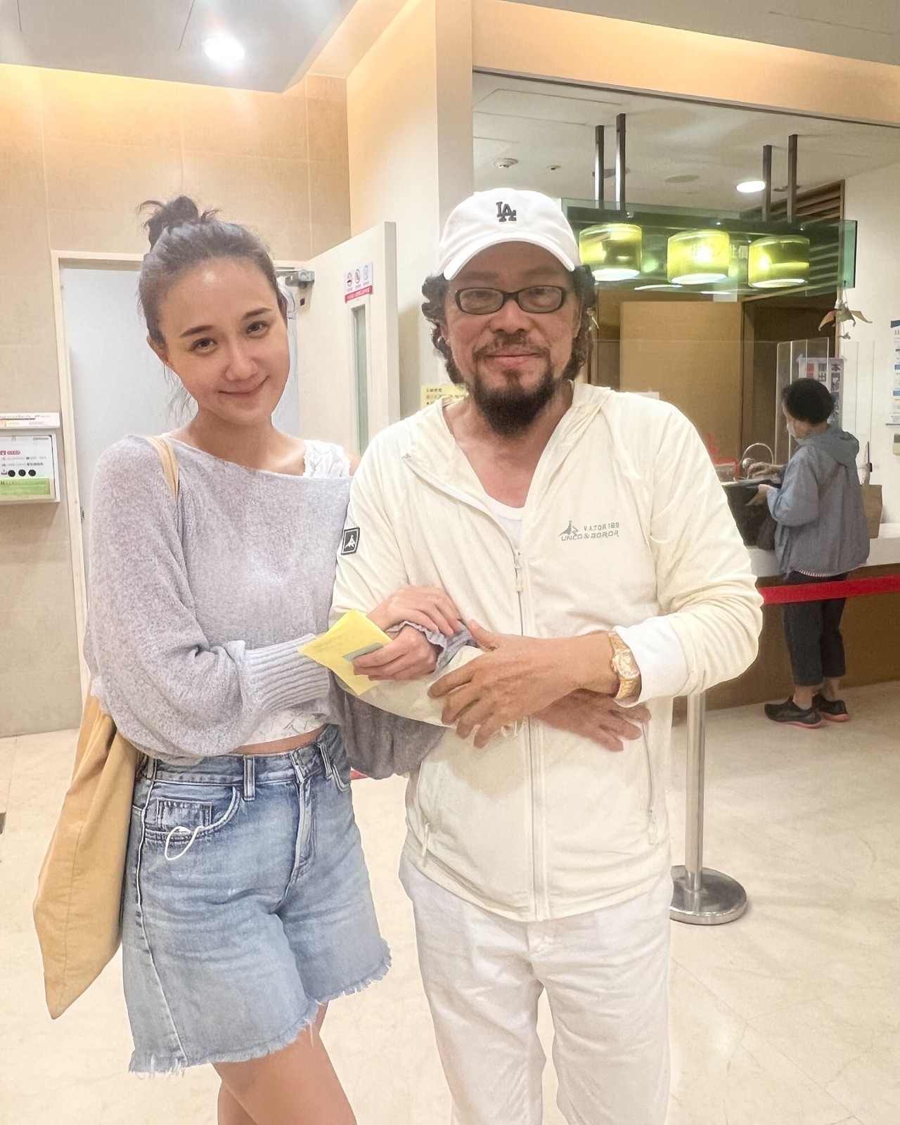 醫院捕獲野生張菲！女星勾手合照「驚見雙頰消瘦」　網憂病況「她笑笑解答了」
