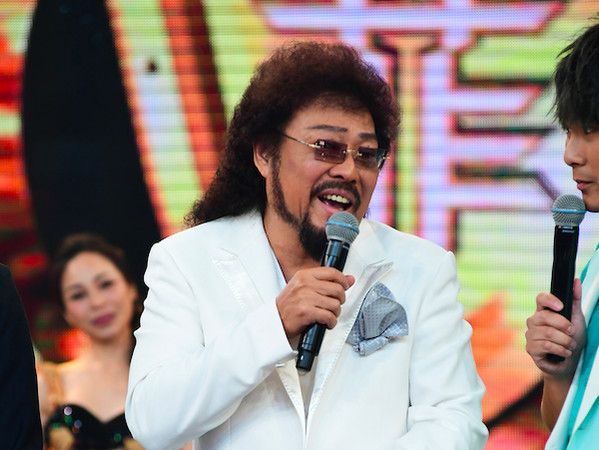 醫院捕獲野生張菲！女星勾手合照「驚見雙頰消瘦」　網憂病況「她笑笑解答了」