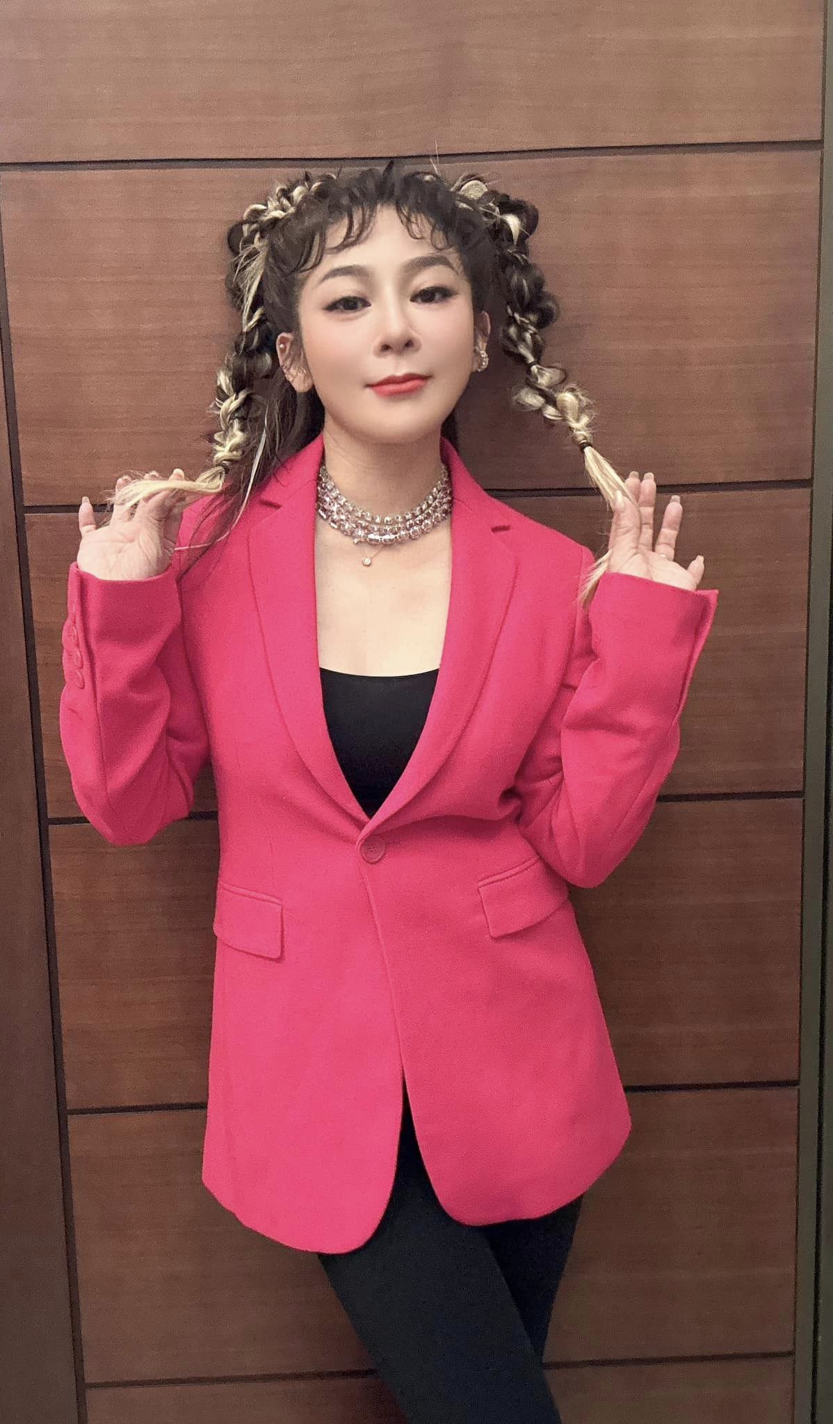55歲王彩樺認「臉上打東西」尪直呼認不出　「辣曬比基尼照」好身材驚豔全網